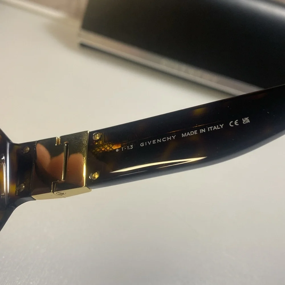 New Unisex Givenchy Sunglasses GV 40036 U 52W